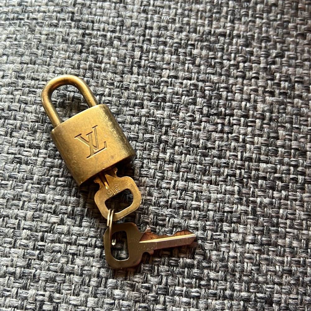 AUTHENTIC Louis Vuitton Rivoli briefcase Monogram, lock keys, luggage tag - Picture 9 of 17